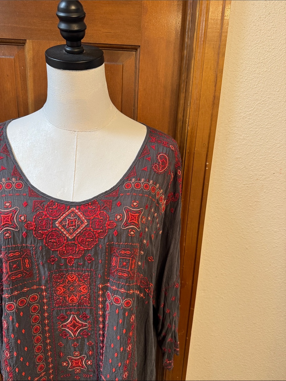 Johnny Was Gray Scoop Neck Tunic with Red Embroidery Size XL